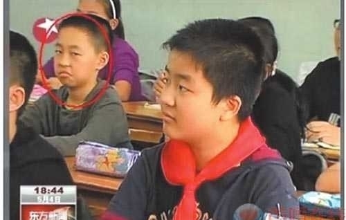 关爱智障的眼神