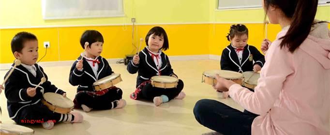 国家规定幼师基本工资是多少?(定编幼师,工资是由依照国家统一在编教师的规范来下发的)