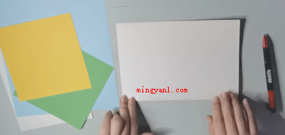 最简单的贺卡怎么做?(提前准备一张长方型的卡纸,将卡纸折起来)