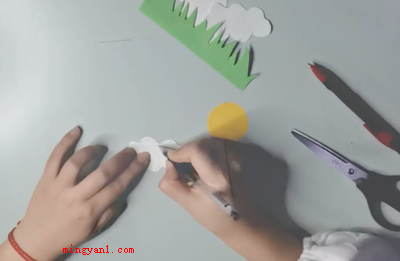 最简单的贺卡怎么做?(提前准备一张长方型的卡纸,将卡纸折起来)