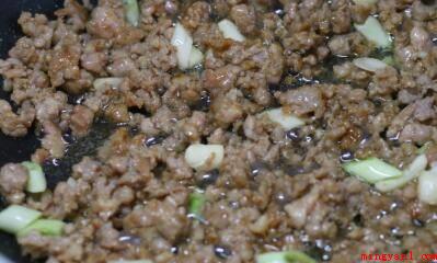 油菜怎么做好吃(生猪肉饺子馅儿100克、生抽酱油)