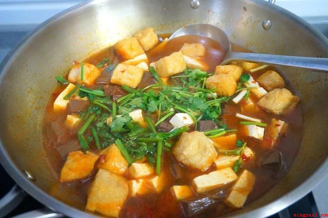 猪血怎么做好吃(猪血1盒、豆制品1块、红薯粉丝1碗、油炸豆腐)