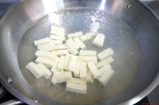 猪血怎么做好吃(猪血1盒、豆制品1块、红薯粉丝1碗、油炸豆腐)