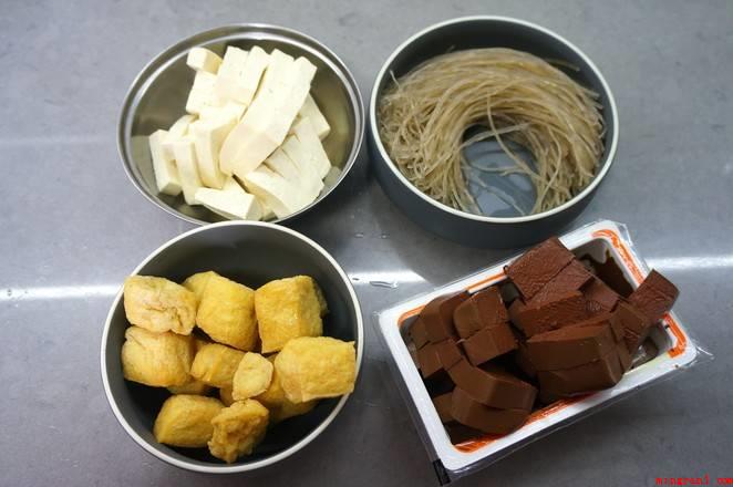猪血怎么做好吃(猪血1盒、豆制品1块、红薯粉丝1碗、油炸豆腐)