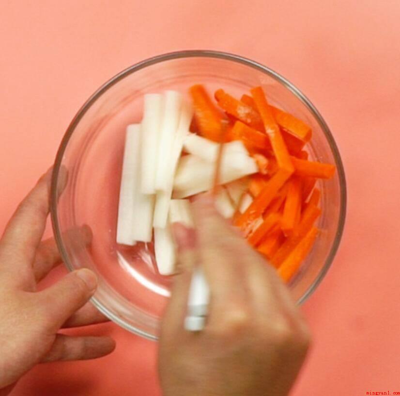 腌萝卜怎么腌好吃又脆酸甜(腌萝卜是红安遭受顾客亲睐的凉拌菜之一)