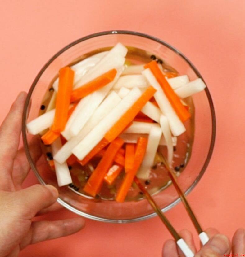 腌萝卜怎么腌好吃又脆酸甜(腌萝卜是红安遭受顾客亲睐的凉拌菜之一)