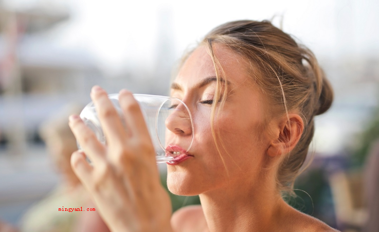8杯水正确喝水时间表是怎样的?(8一杯水恰当喝水时刻表)