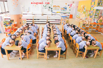 幼儿园毕业朋友圈配文怎么发?(爱连爱融成始终,我亲爱的朋友,大学毕业是友爱的起始点)