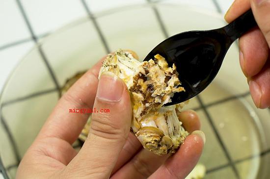 螃蟹怎么吃(蟹脚用剪子将螃蟹的几个脚剪去,晾凉后用小勺挖到蟹膏及其蟹黄食)