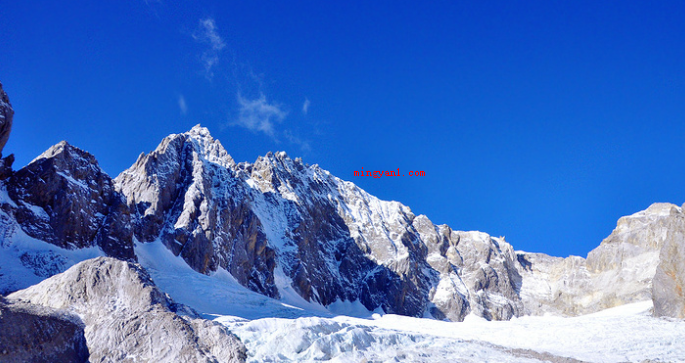 玉龙雪山海拔高度多少（金沙江:云龙雪山海拔高度为5596米,但游客仅能抵达的最大海）