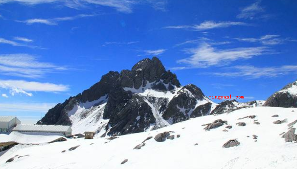 玉龙雪山海拔高度多少（金沙江:云龙雪山海拔高度为5596米,但游客仅能抵达的最大海）