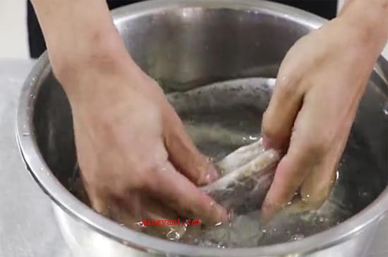 带鱼怎么处理干净（解决带鱼最先要把带鱼盘起来,抽出来鱼身上的鱼鳍后,用剪子剪去）
