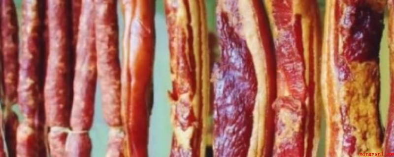 夏天灌香肠怎么晾晒(夏季灌香肠应放到房间内或是自然通风优良的背阴处)
