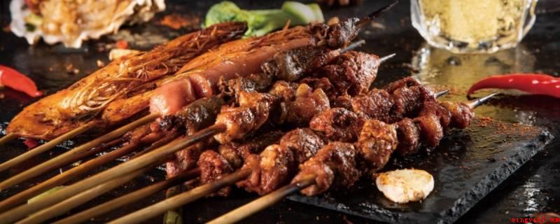 烧烤必备的材料清单(火机、木碳、助燃剂、球形网架、烧烤叉、烤串铲、竹签子、木签、)