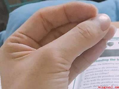七用手指怎么比划(大拇指、食指和中拇指伸出,指尖并拢,便是数字)