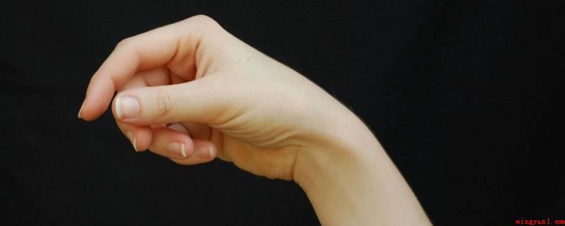 七用手指怎么比划(大拇指、食指和中拇指伸出,指尖并拢,便是数字)