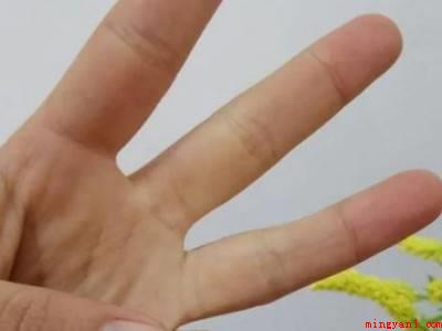 七用手指怎么比划(大拇指、食指和中拇指伸出,指尖并拢,便是数字)