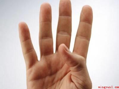 七用手指怎么比划(大拇指、食指和中拇指伸出,指尖并拢,便是数字)