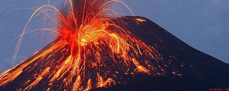 火山喷发给地表带来哪些改变(火山喷出来的很多火山灰和大暴雨融合产生山体滑坡能冲毁路面、公)