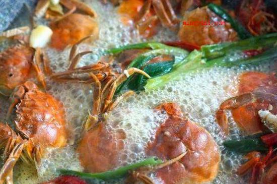 水煮螃蟹做法（清煮螃蟹的第一步必须将蟹洗干净,最好是将其养在水中大半天时间）