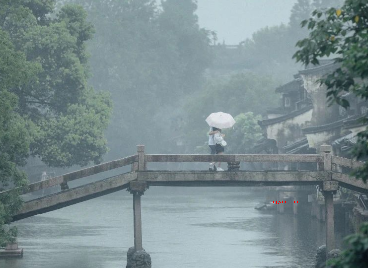 如烟细雨是什么意思?(古诗词:如烟细雨意思是雨很细,像轻烟一般。)