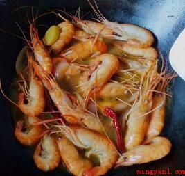 螺丝虾怎么做好吃（香麻椒和干辣椒,防止走红炒焦造成苦涩味）
