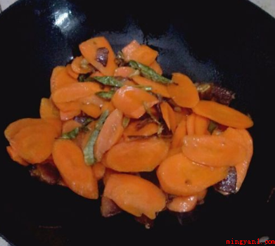 云南腊肉怎么做好吃(红萝卜切片状,切一根葱,葱根和葱花分离)