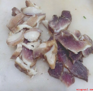 云南腊肉怎么做好吃(红萝卜切片状,切一根葱,葱根和葱花分离)