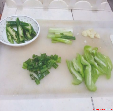 云南腊肉怎么做好吃(红萝卜切片状,切一根葱,葱根和葱花分离)
