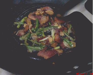 云南腊肉怎么做好吃(红萝卜切片状,切一根葱,葱根和葱花分离)
