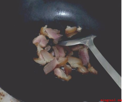 云南腊肉怎么做好吃(红萝卜切片状,切一根葱,葱根和葱花分离)