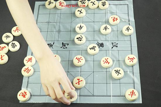 象棋怎么玩(象棋玩法棋牌由棋盘和棋子构成)