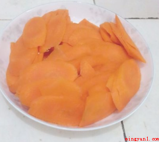 云南腊肉怎么做好吃(红萝卜切片状,切一根葱,葱根和葱花分离)