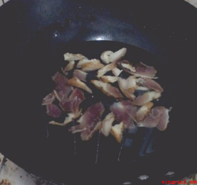 云南腊肉怎么做好吃(红萝卜切片状,切一根葱,葱根和葱花分离)