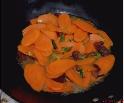 云南腊肉怎么做好吃(红萝卜切片状,切一根葱,葱根和葱花分离)