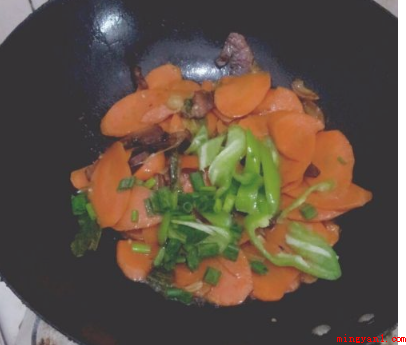 云南腊肉怎么做好吃(红萝卜切片状,切一根葱,葱根和葱花分离)