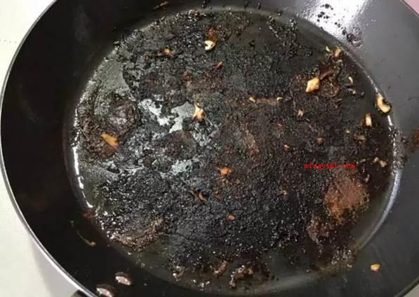 锅底烧糊的黑垢怎么去除?(底锅烧焦的黑垢除去方式有五种)