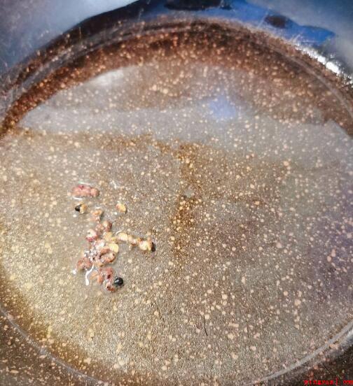 炒西葫芦怎么炒好吃(西葫芦清洗切成片,红辣椒、花椒预留)