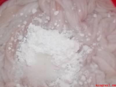 网上买的肠衣怎么清洗没味(肠衣粗略地清理一遍,添加20克水淀粉,泡浸10分钟去异味)