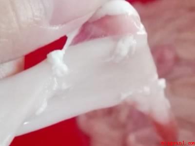 网上买的肠衣怎么清洗没味(肠衣粗略地清理一遍,添加20克水淀粉,泡浸10分钟去异味)