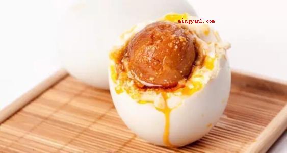 咸鸭蛋怎么吃(简略回应咸鸭蛋的食用方法)