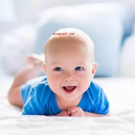 什么东西早上4条腿中午2条腿晚上3条腿?(什么早晨4条腿下午2条腿夜里3条腿?)