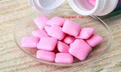 口香糖是什么做的(简略回应口香糖的具体原料是糖、糖桨、调味料、软化剂和胶基等)