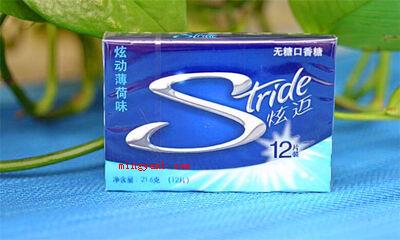 口香糖是什么做的(简略回应口香糖的具体原料是糖、糖桨、调味料、软化剂和胶基等)