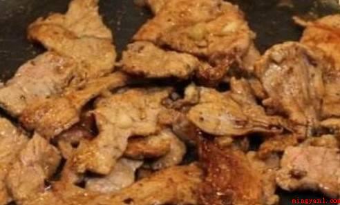 电饼铛烤牛肉怎么做好吃又嫩(牛肉的做法有哪些?)