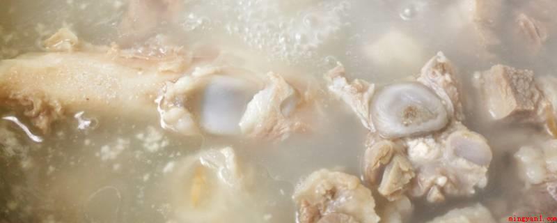 煮羊肉放哪些调料好吃(煮羊肉放葱、姜、蒜、米酒、八角、调料、麻椒、砂仁、味精、白砂)