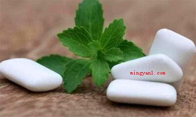 口香糖是什么做的(简略回应口香糖的具体原料是糖、糖桨、调味料、软化剂和胶基等)