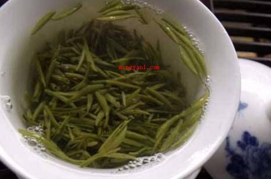 喝毛尖有什么好处(毛尖味儿清爽,常常饮用有清新口气的功效,可以降低牙龈肿痛)