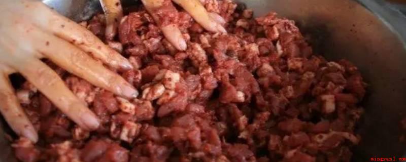 自制灌肠的肉切多大(自做灌肠的肉切成小拇指尺寸的条形就可以,最少不必小过指甲盖尺)