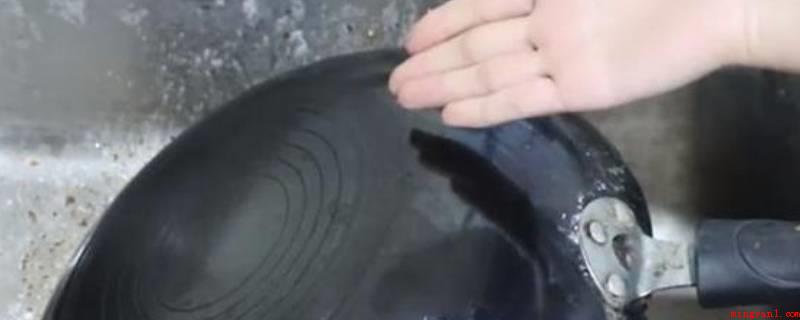 锅里面烧糊的黑垢怎么去除（白醋中的醋酸可以变软一些固执的油污）